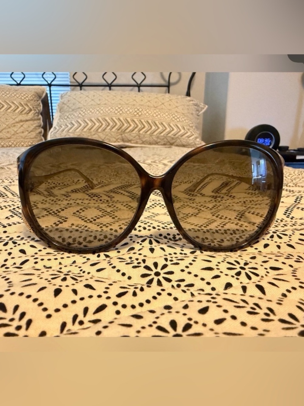 Gucci Gold-Tone Sunglasses Temple with Green, Red Stripes & Logo - Picture 3 of 8